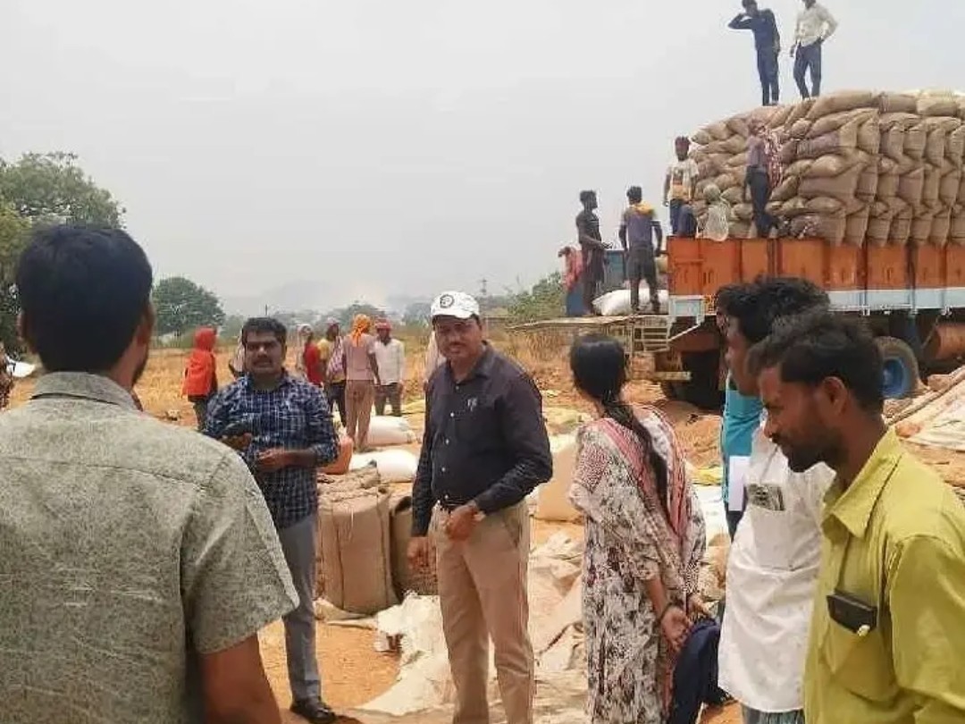 కొనుగోలు కేంద్రాన్ని పరిశీలించిన అధికారులు