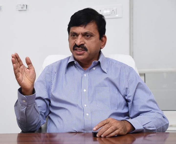 పదేళ్లలో ఒక్క మెట్రో స్టేషనైనా కట్టారా?: మంత్రి