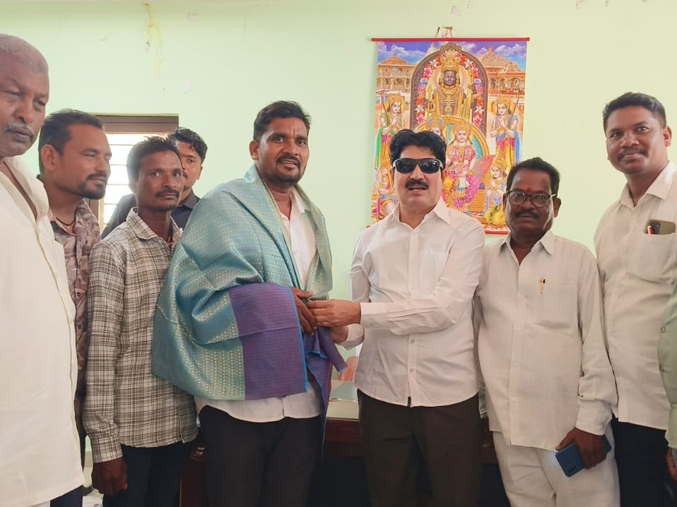 మండల నూతన అధ్యక్షుడిని సత్కరించిన ఎమ్మెల్యే