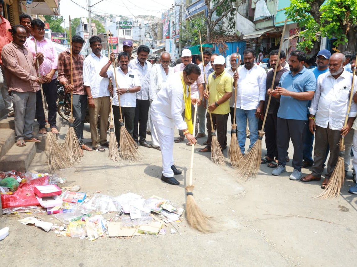 ‘ఆపరేషన్ క్లీన్ స్వీప్’లో పాల్గొన్న ఎమ్మెల్యే