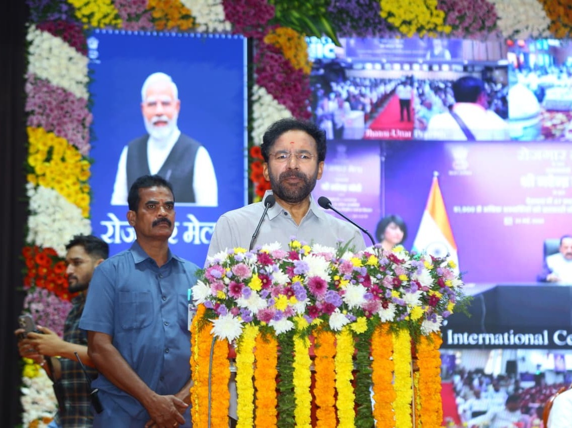 రోజ్‌గార్ మేళాలో యువతకు పత్రాల అందజేత