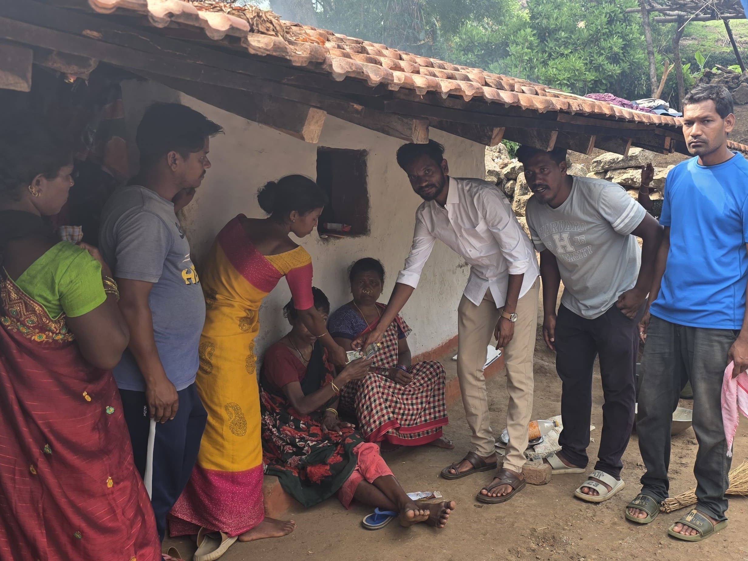 మృతుడి కుటుంబానికి అండగా వైసీపీ కార్యదర్శి
