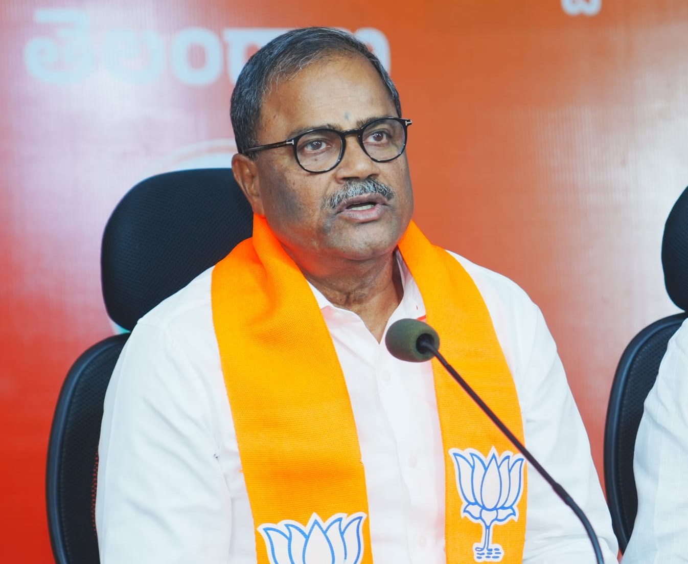 ధాన్యం కొనుగోళ్లలో సర్కారు విఫలం: మల్క కొమురయ్య