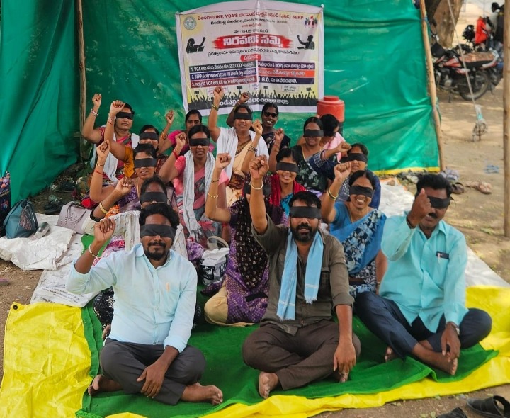 కండ్లకు నల్లగుడ్డలు కట్టుకొని నిరసన తెలిపిన వీవోఏలు
