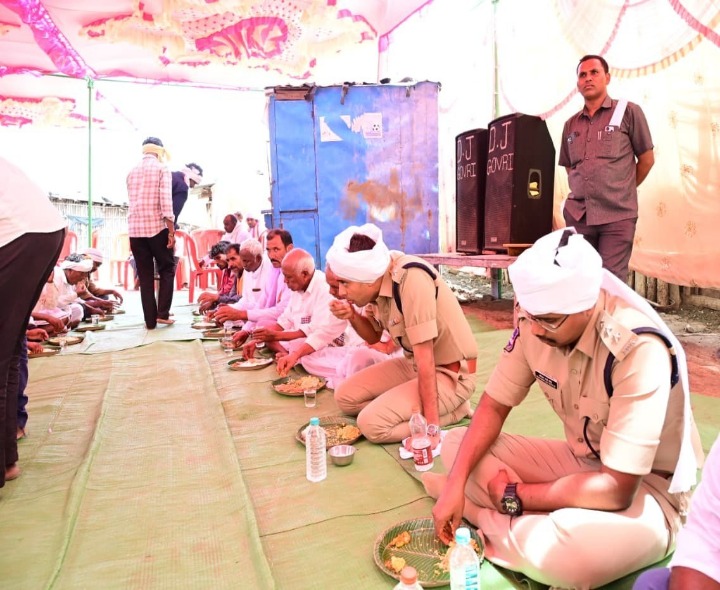 ఆదివాసీలతో కలిసి భోజనం చేసిన ఎస్పీ