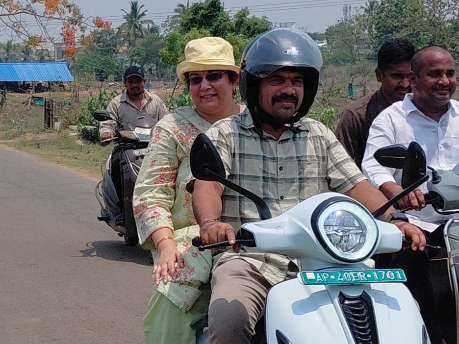 ఎలక్ట్రిక్ స్కూటర్ పై ప్రయాణం చేసిన ఎమ్మెల్యే