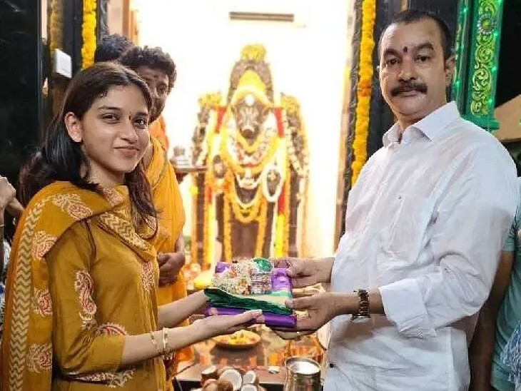అమ్మవారి ఆలయంలో హీరోయిన్ పూజలు