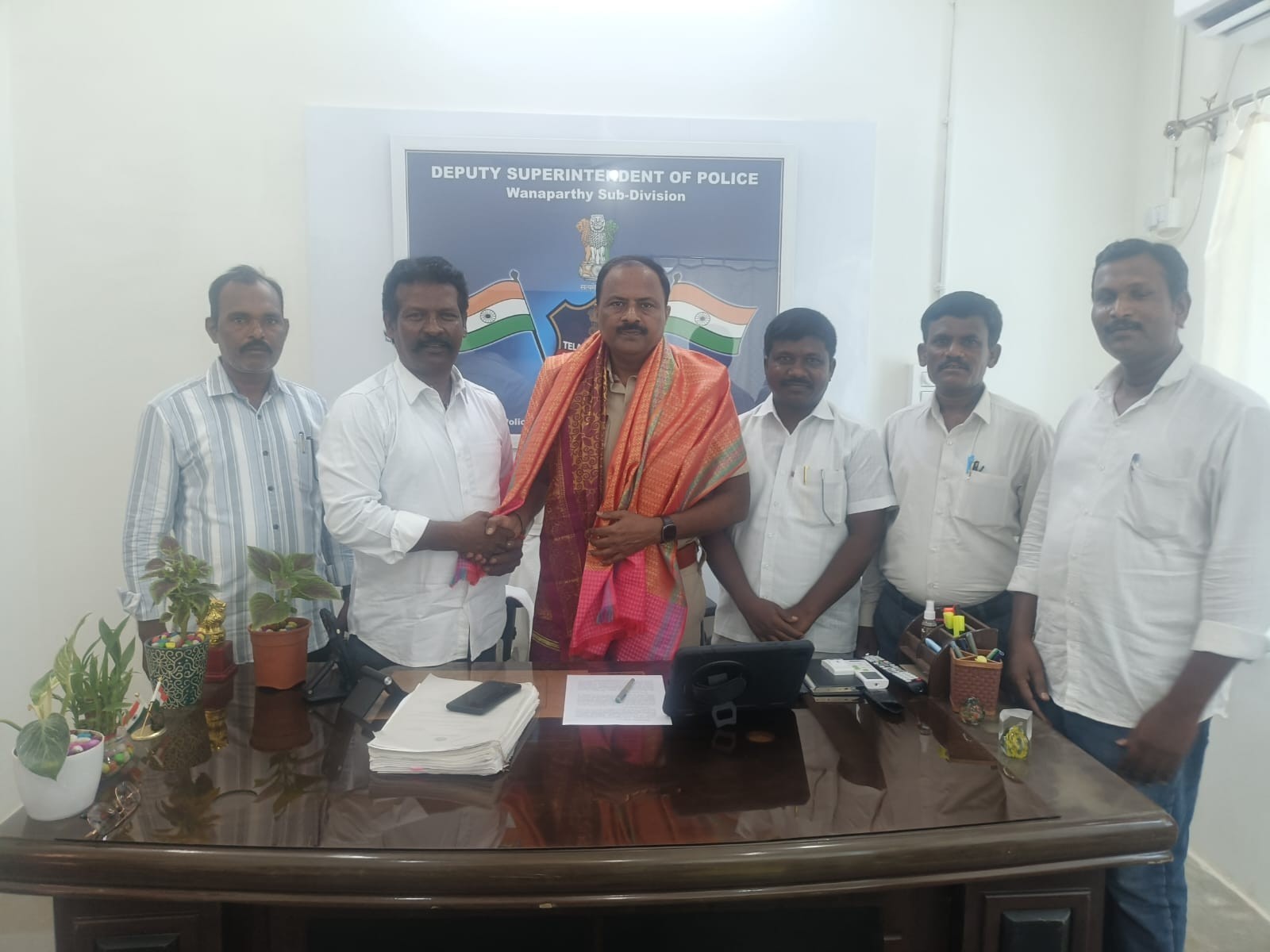 డీఎస్పీ గిరిబాబును కలిసిన మోనిటరింగ్ కమిటీ సభ్యులు