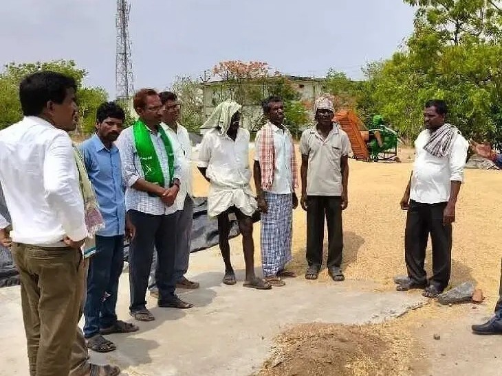 వరి కొనుగోళ్ల ఆలస్యం.. పెబ్బేరులో రైతుల నిరసన