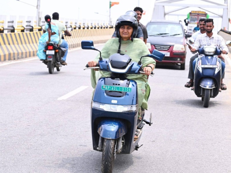 నిరాడంబరంగా పొదుపు చర్యలు పాటిస్తున్న మంత్రి