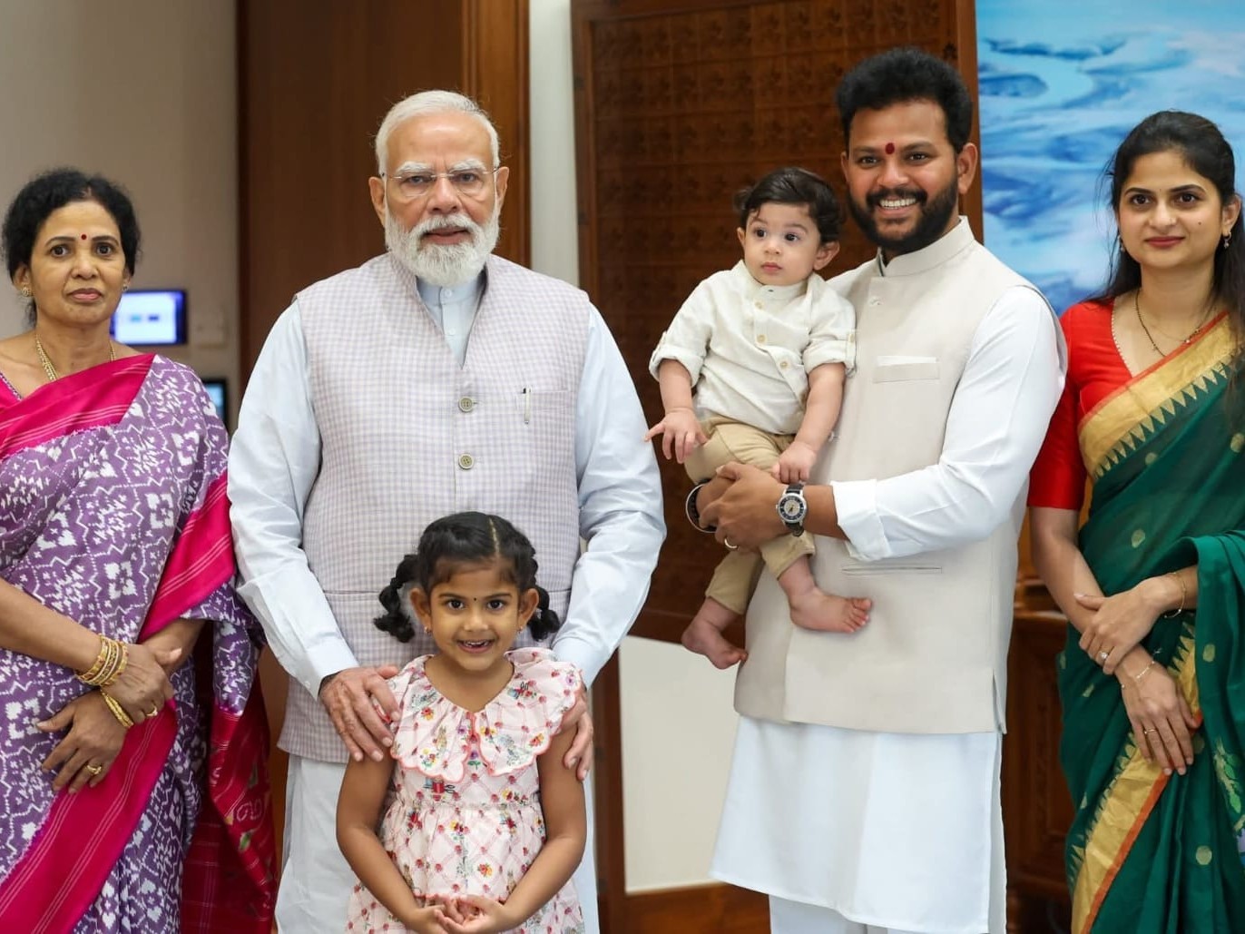 పీఎంని కుటుంబ సమేతంగా కలిసిన ఎంపీ