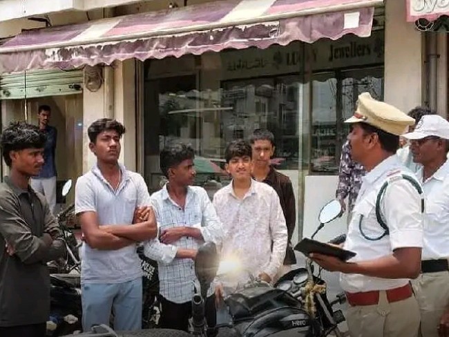 వాహనాల తనిఖీలు.. 35 కేసులు నమోదు