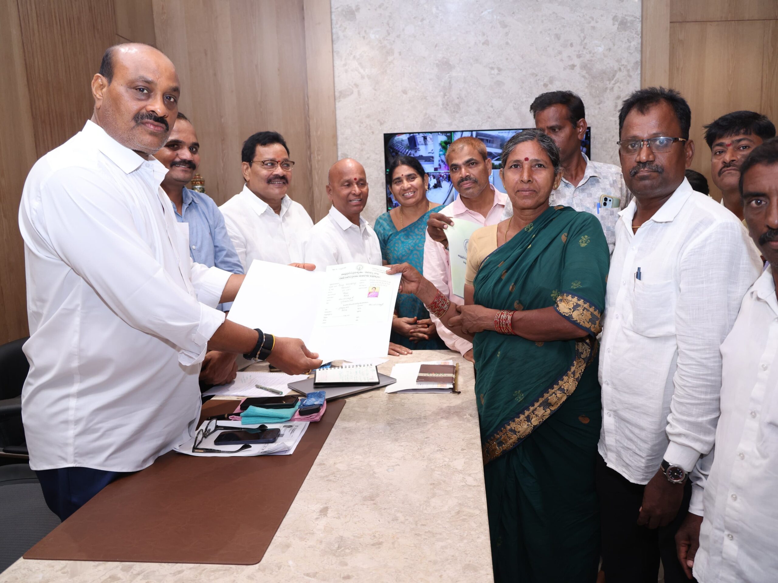 పేదలకు ఇళ్ల పట్టాలు పంపిణీ చేసిన మంత్రి