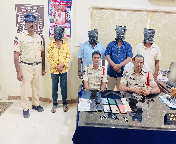 ఐపీఎల్ బెట్టింగ్ స్థావరాలపై పోలీసుల దాడి.. నలుగురు అరెస్ట్