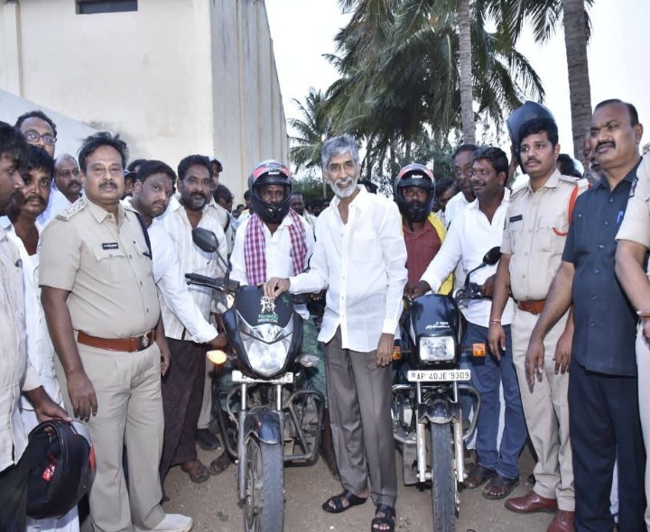 800 మందికి ఉచిత హెల్మెట్లు పంపిణీ