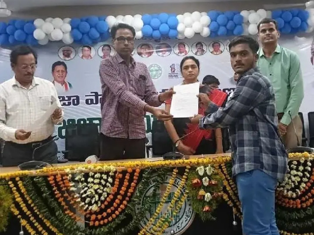 జాబ్ మేళా అభ్యర్థులకు నియామక పత్రాలు