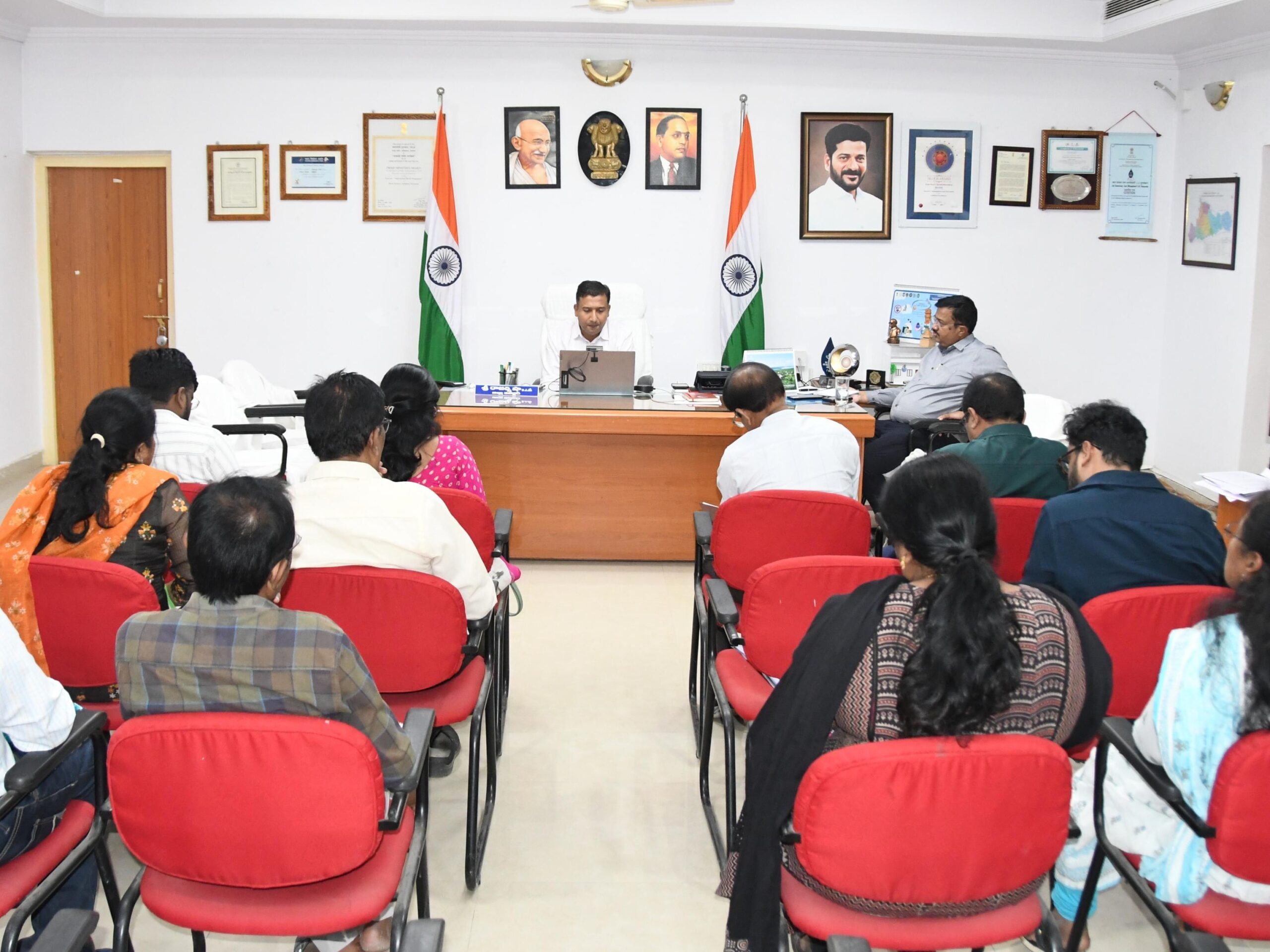 ‘జలసంచయ్-జనభాగీదారి’పై సమీక్షించిన కలెక్టర్
