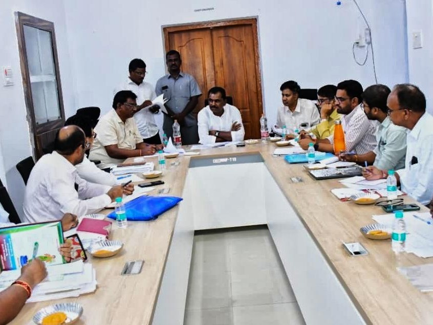 నిర్లక్ష్యం వీడకపోతే కఠిన చర్యలు: ఎమ్మెల్యే