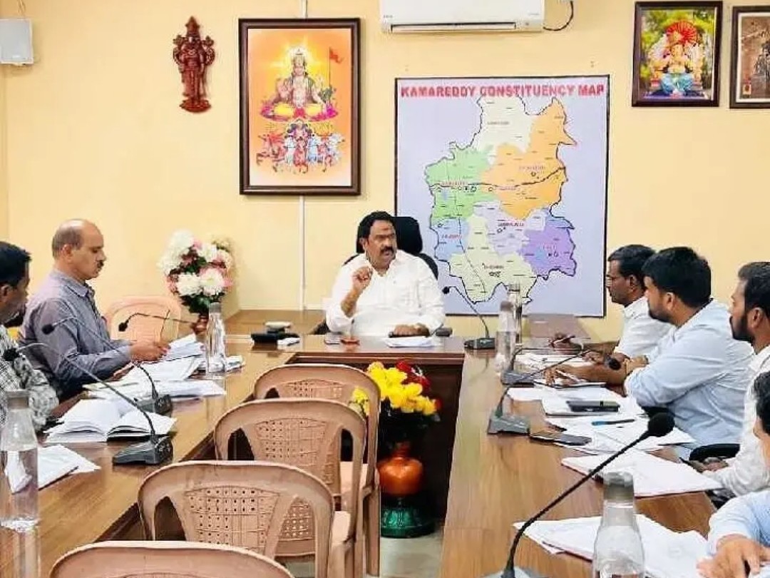 మున్సిపల్ అధికారులతో ఎమ్మెల్యే సమీక్ష