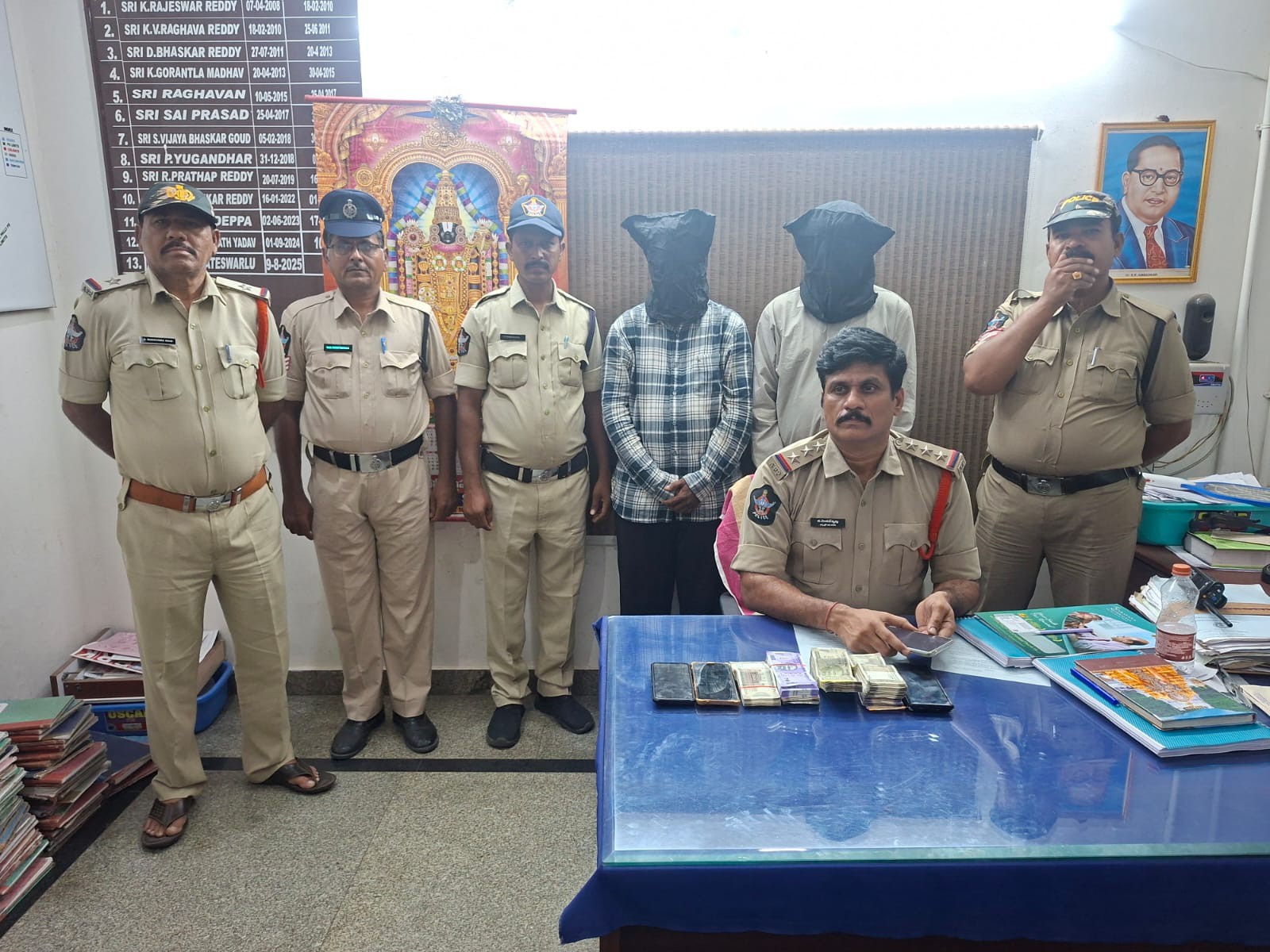 క్రికెట్ బెట్టింగ్ ముఠా అరెస్ట్