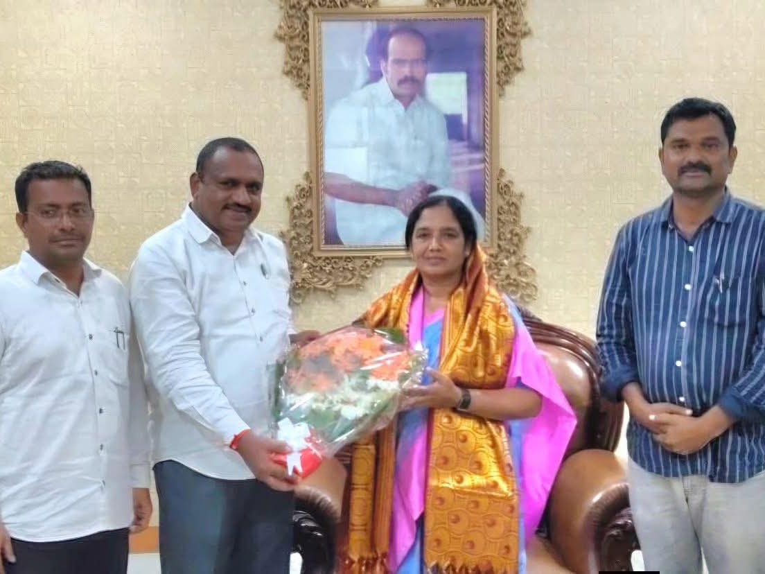 ఎమ్మెల్యే పరిటాల సునీతను కలిసిన ఏపీసీ