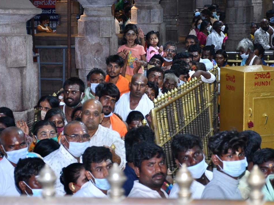 శ్రీశైలానికి భక్తుల రద్దీ.. ఈవో కీలక ఆదేశాలు