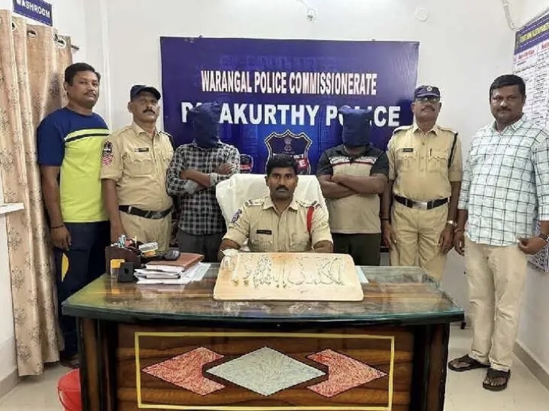 ఇళ్ల చోరీలకు పాల్పడిన దొంగల అరెస్టు