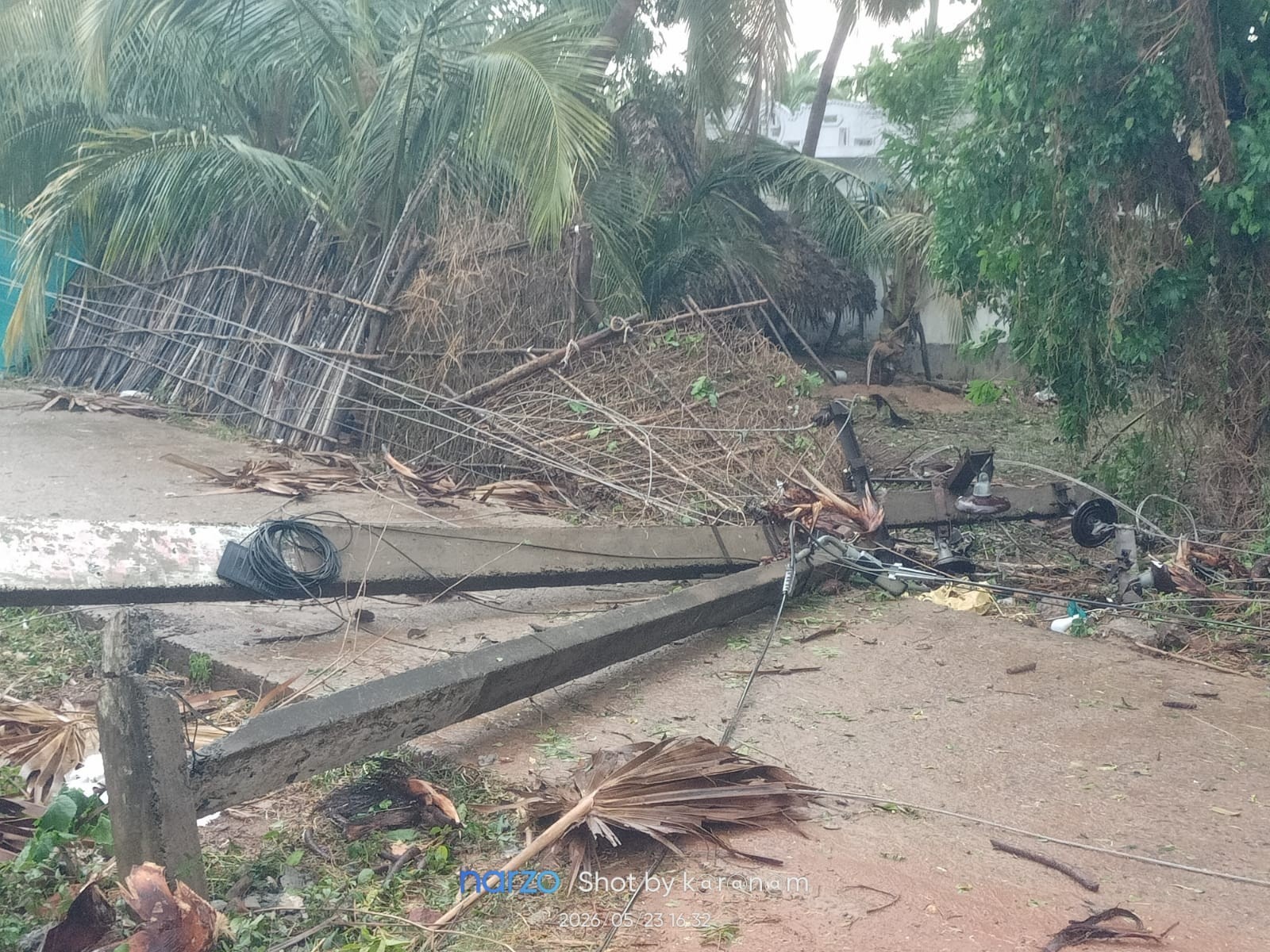 బీభత్సం సృష్టించిన పెనుగాలులు