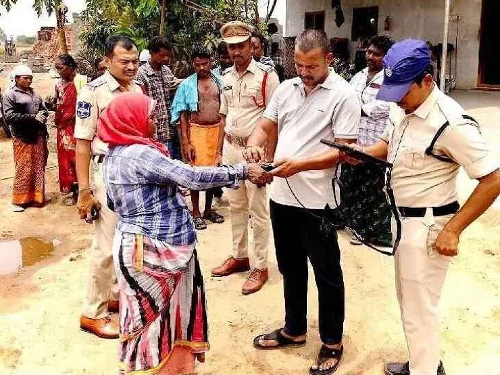 వలస కూలీల వివరాలు సేకరించిన పోలీసులు