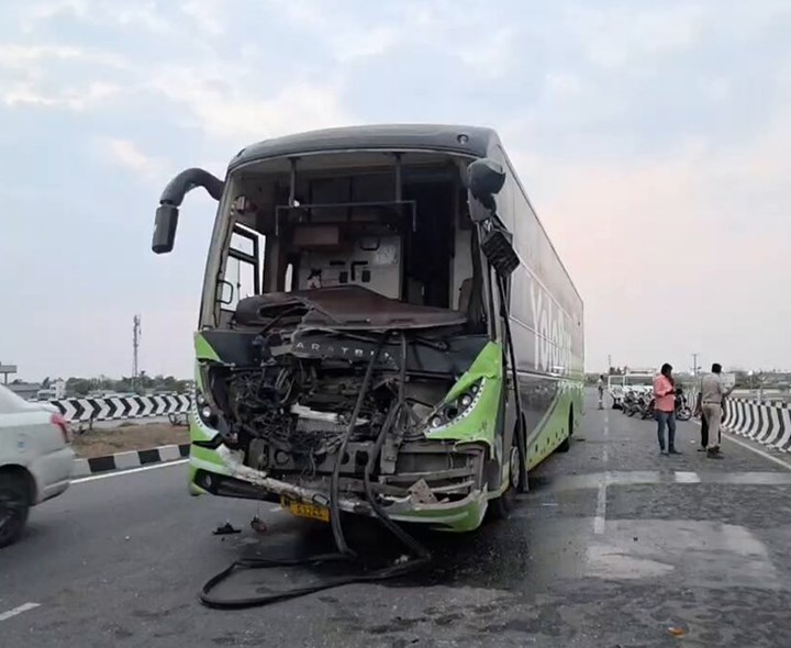 కోదాడ NHపై ట్రావెల్స్ బస్సు ప్రమాదం
