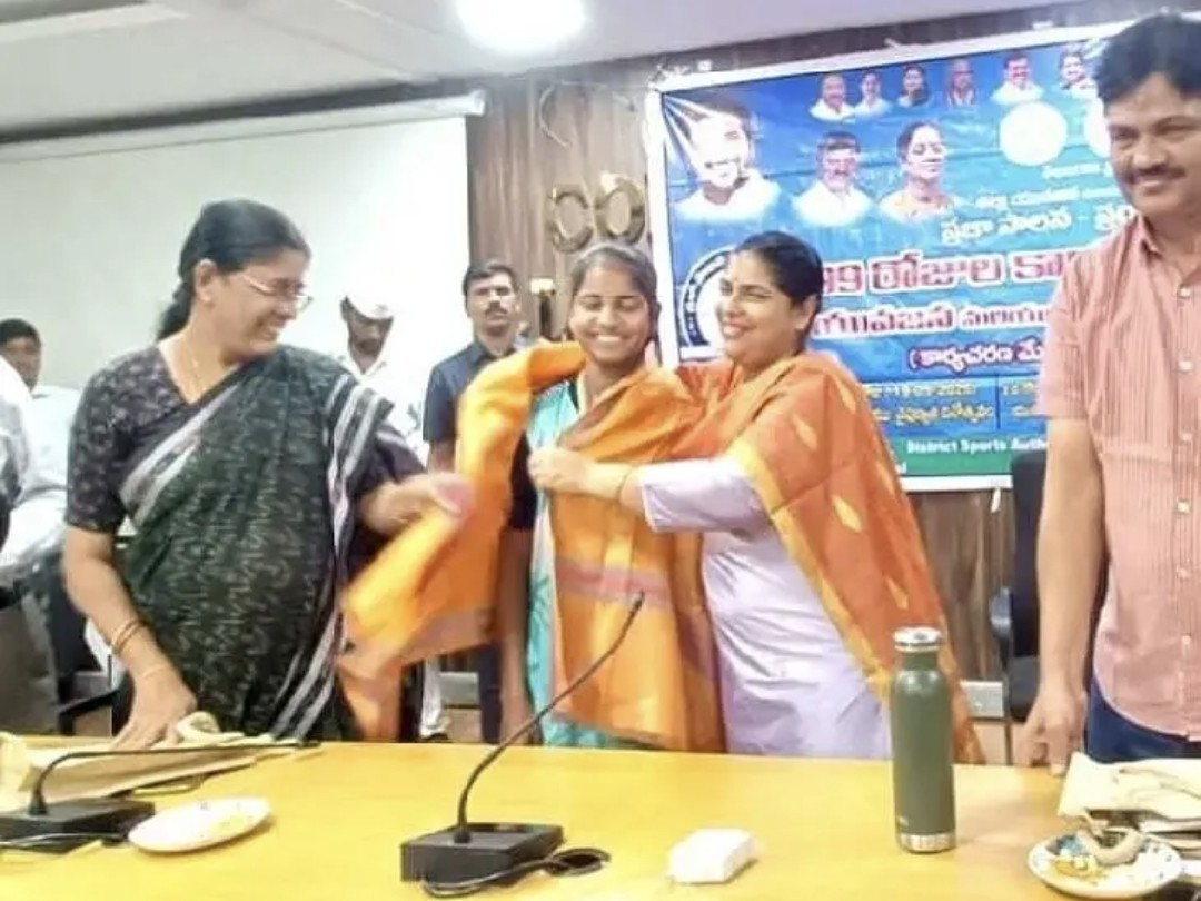 రాష్ట్ర స్థాయి విజేతలను సన్మానించిన కలెక్టర్ సత్యశారద