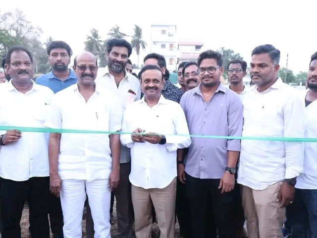 క్రికెట్ పోటీలను ప్రారంభించిన ఎంపీ