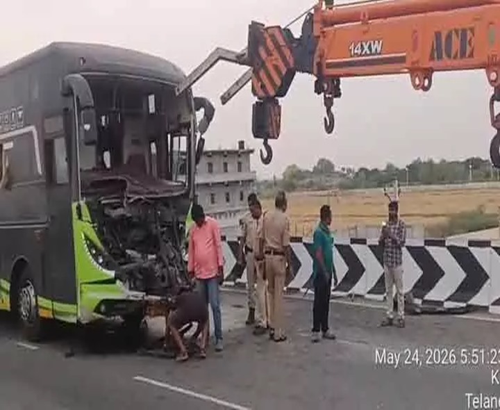 లారీని ఢీకొట్టిన ప్రైవేట్ ట్రావెల్స్ బస్సు