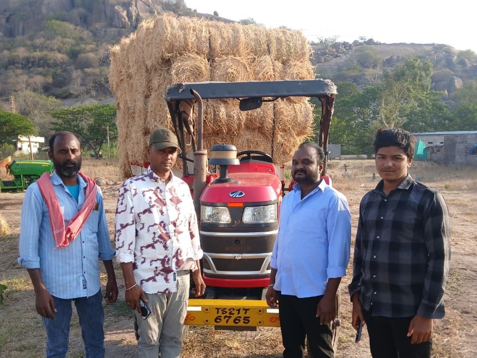 రాజన్న ఆలయానికి వరిగడ్డి కట్టలు అప్పగింత