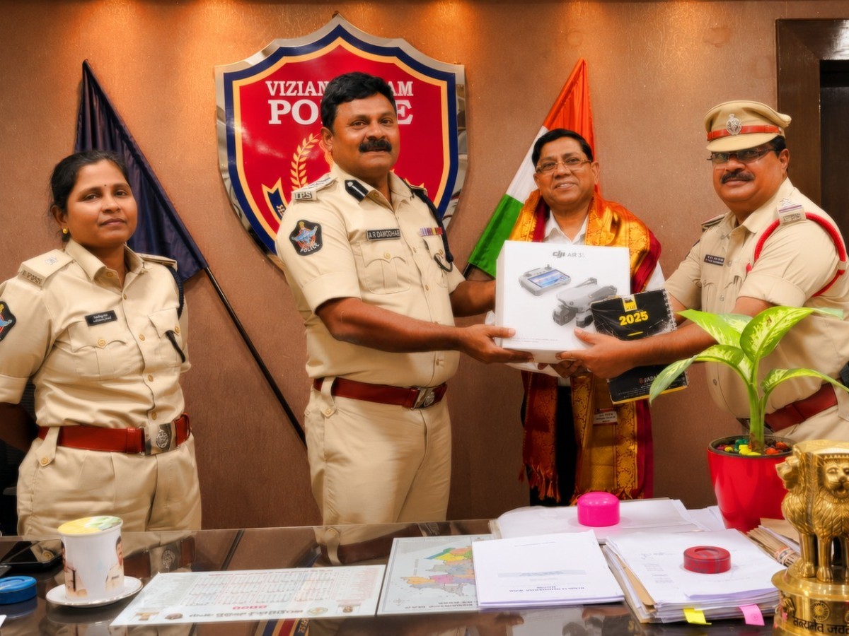 జిల్లా పోలీసులకు అత్యాధునిక డ్రోన్‌ను అందజేసిన తిరుమల హాస్పిటల్ ఎండీ