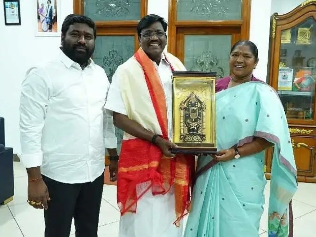 సీతక్కను కలిసిన తమిళనాడు మంత్రి విశ్వనాథన్