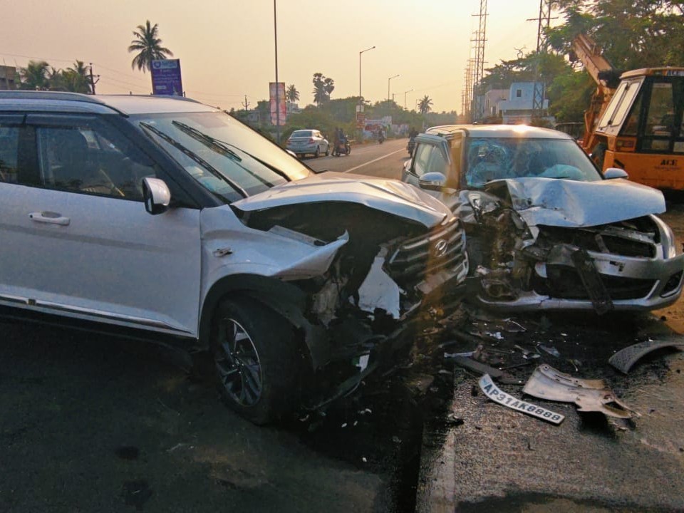 నరసాపురం హైవేపై యాక్సిడెంట్