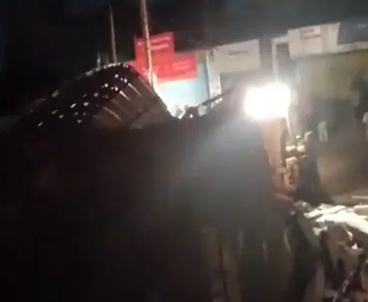 జనసేన కార్యకర్త ఇల్లు కూల్చివేతపై వివాదం