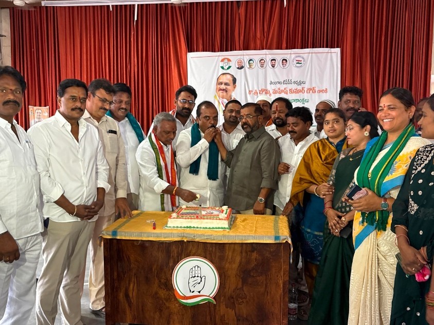 DCC ఆఫీసులో రాష్ట్ర అధ్యక్షుడు జన్మదిన వేడుకలు