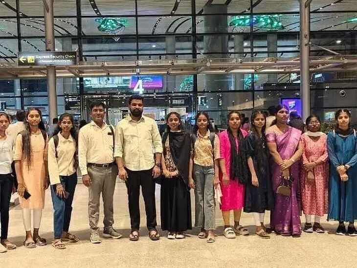 మంత్రి చొరవ.. విమానం ఎక్కిన విద్యార్థులు