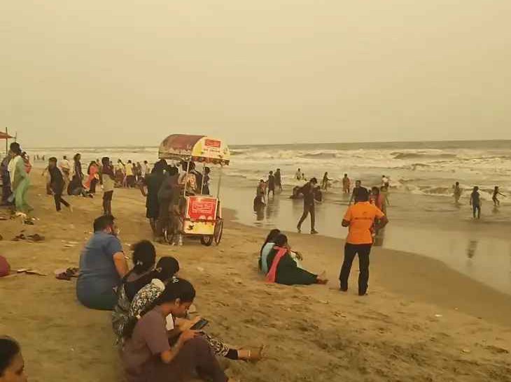 పేరుపాలెం వద్ద పర్యాటకుల సందడి
