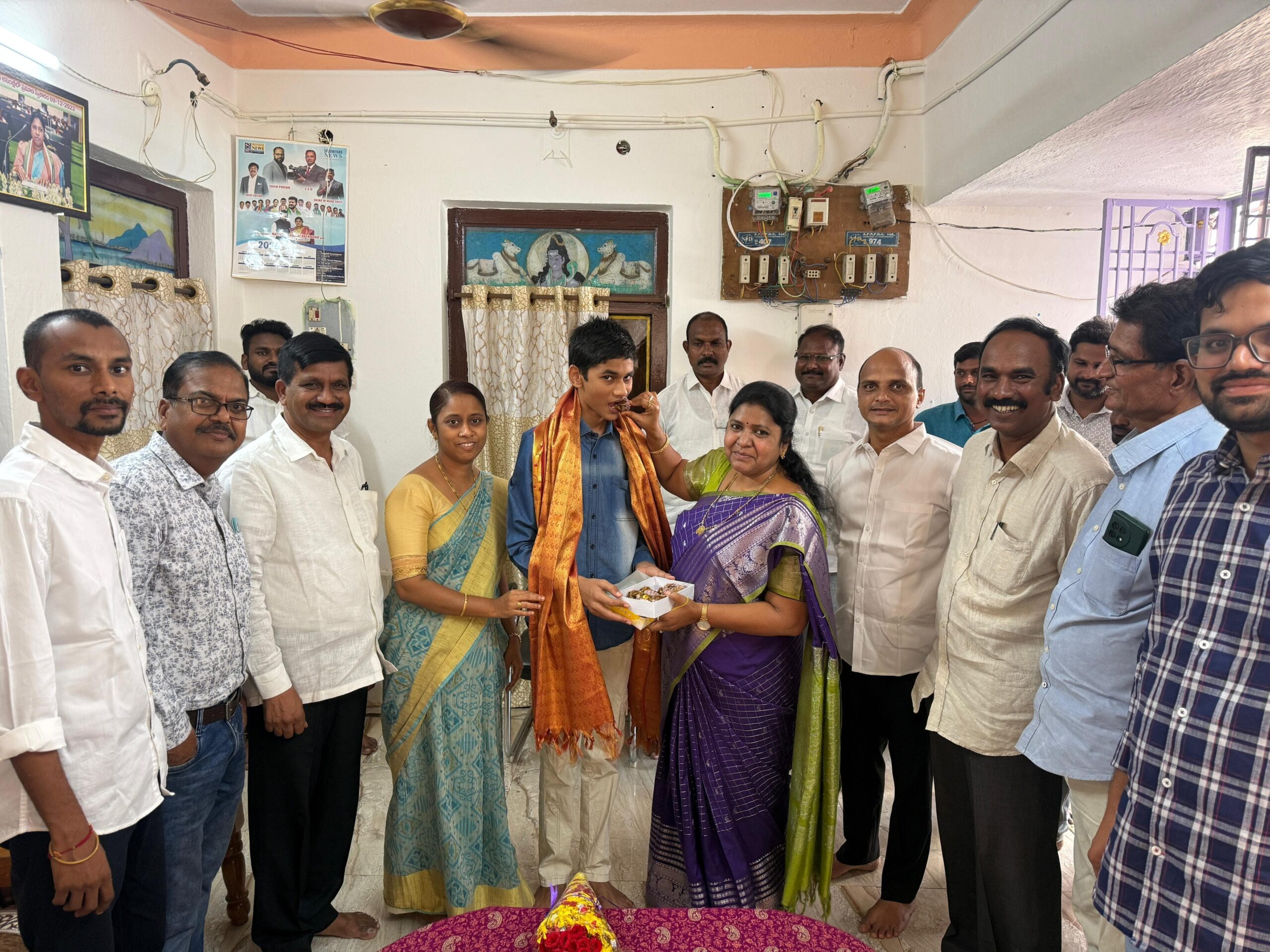 స్టేట్ ర్యాంక్ సాధించిన విద్యార్థిని అభినందించిన ఎమ్మెల్యే