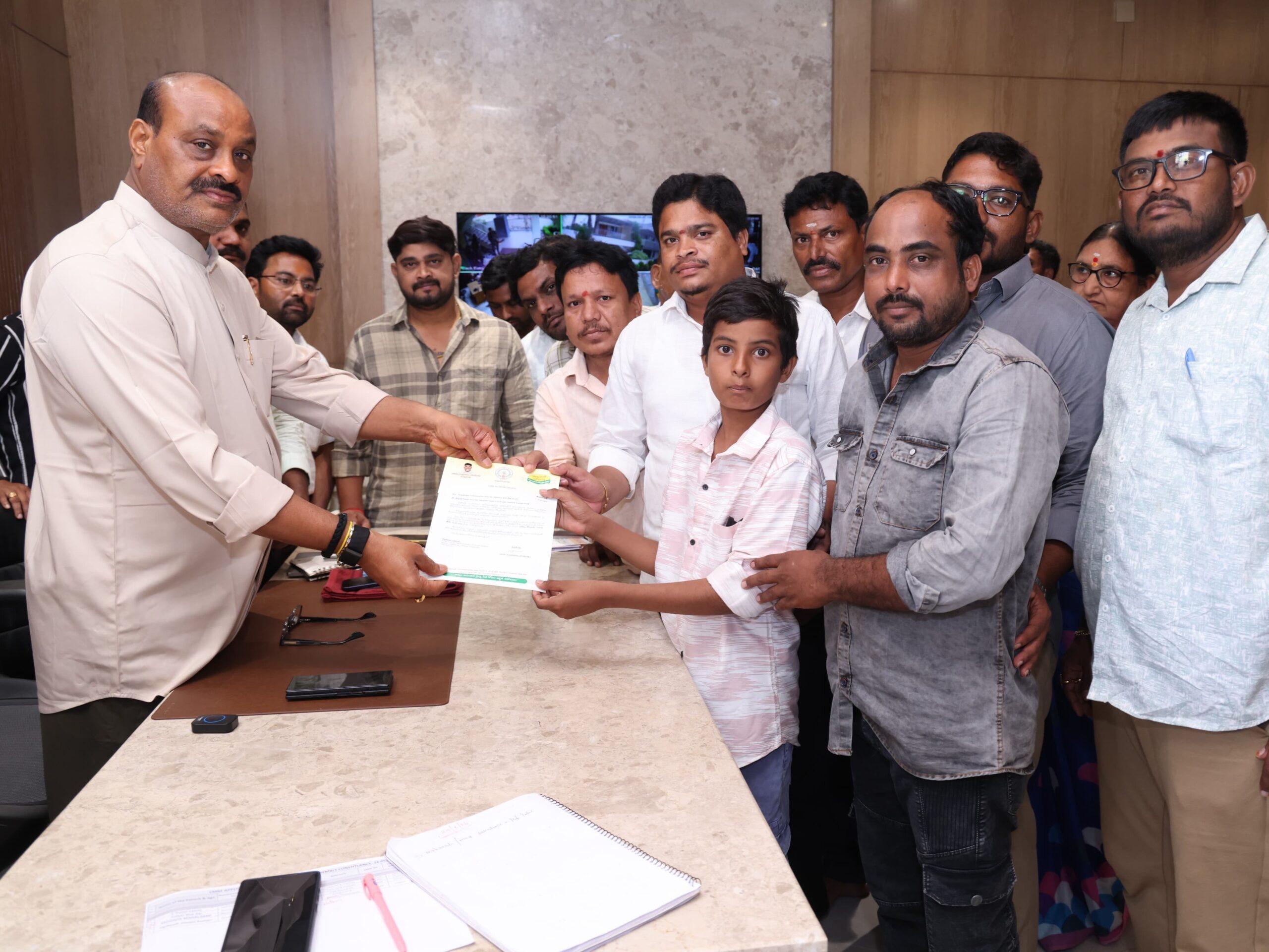 బాధితులకు సీఎంఆర్ఎఫ్ చెక్కులను పంపిణీ చేసిన మంత్రి