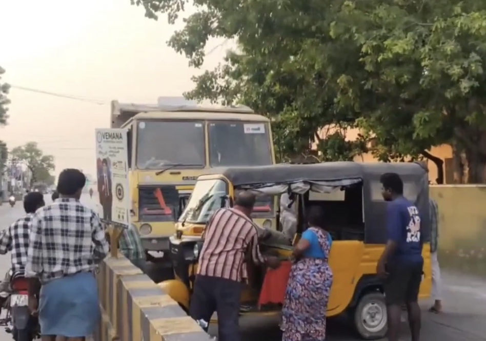టిప్పర్ డ్రైవర్ అప్రమత్తతతో తప్పిన  ప్రమాదం
