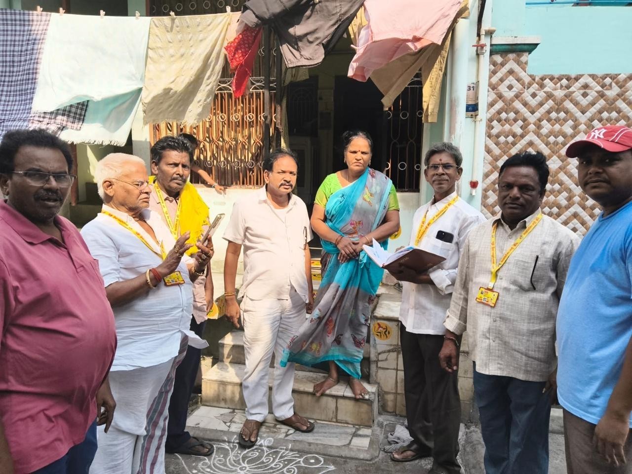ఇంటింటికి సమస్యలపై ఆరా తీసిన మాజీ మంత్రి