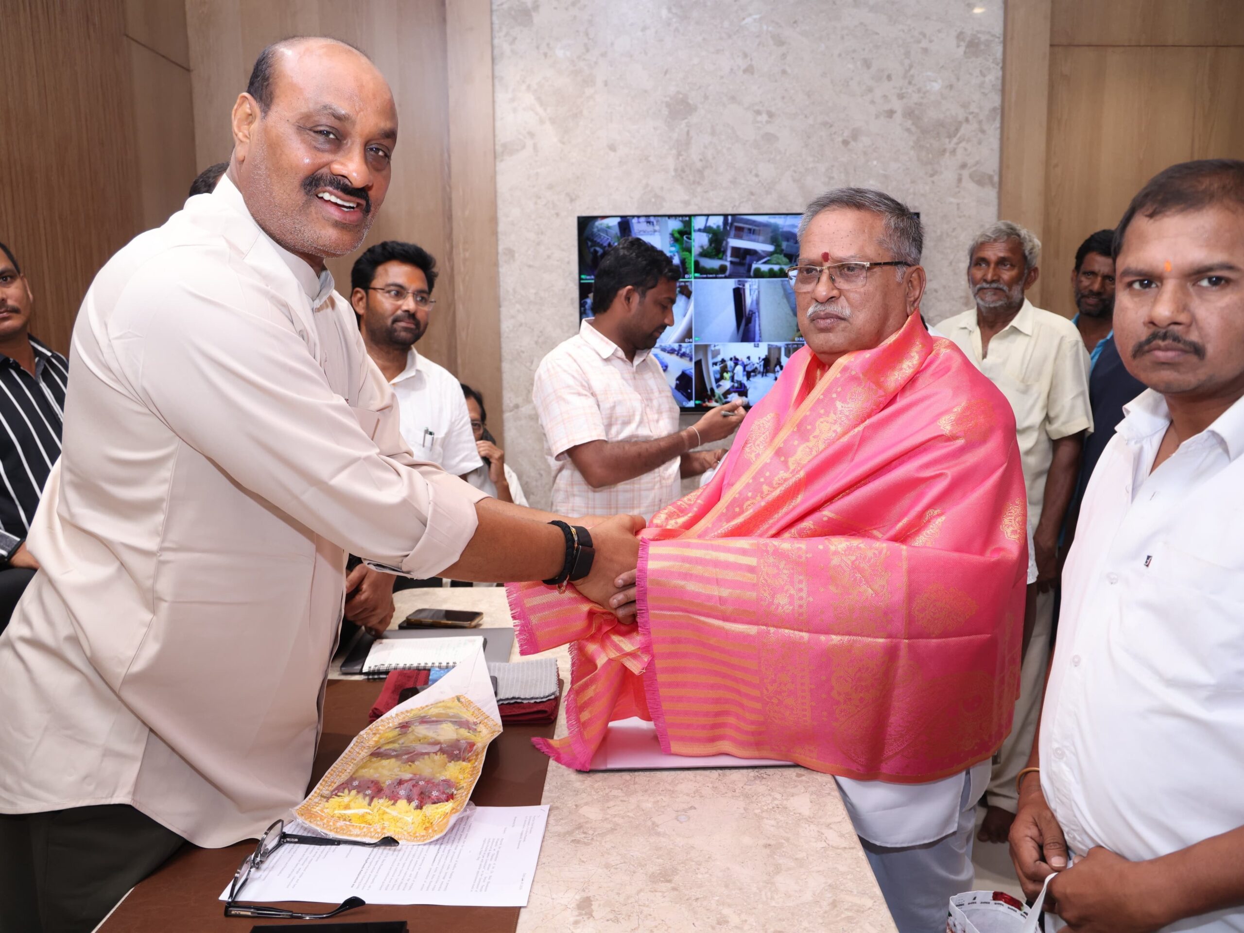 ‘భక్తులకు మెరుగైన సేవలు అందించాలి’