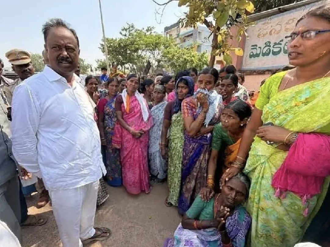 రోడ్డు ప్రమాద బాధిత కుటుంబాలను పరామర్శించిన ఎమ్మెల్యే
