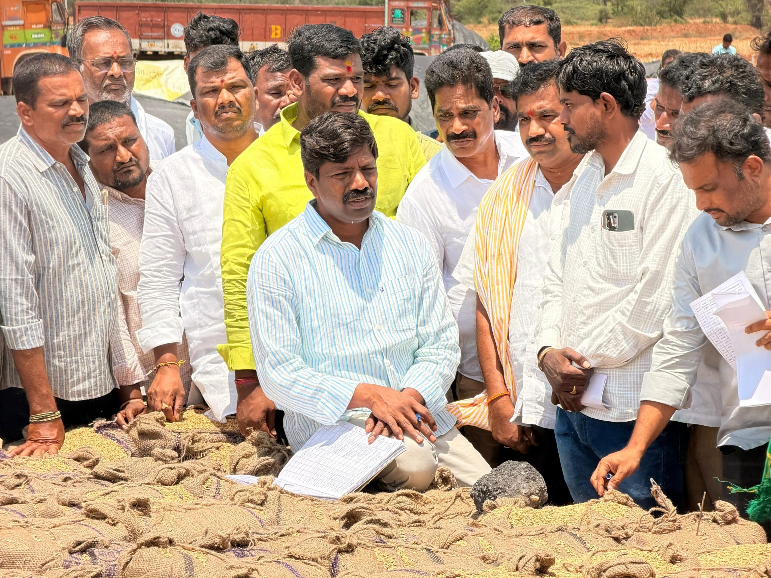 కొనుగోలు కేంద్రాలను సందర్శించిన ఎమ్మెల్యే