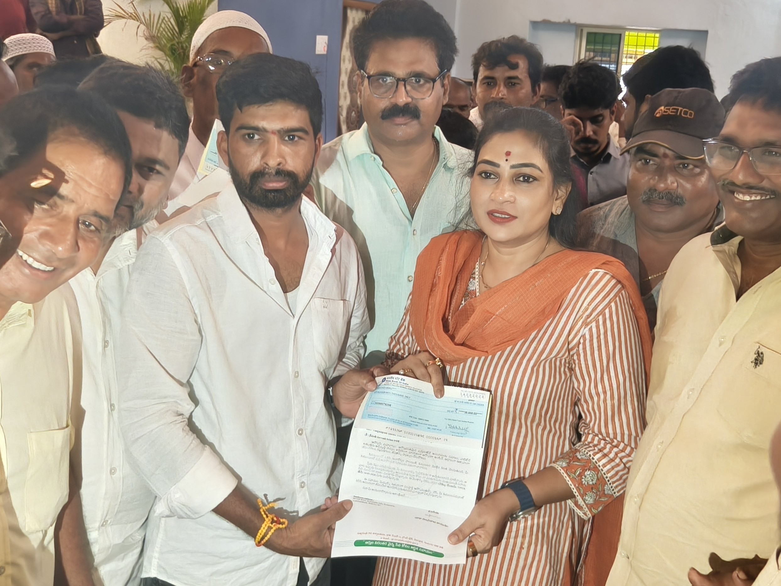 ఇద్దరికి సీఎం రిలీఫ్ ఫండ్ చెక్కులు పంపిణీ