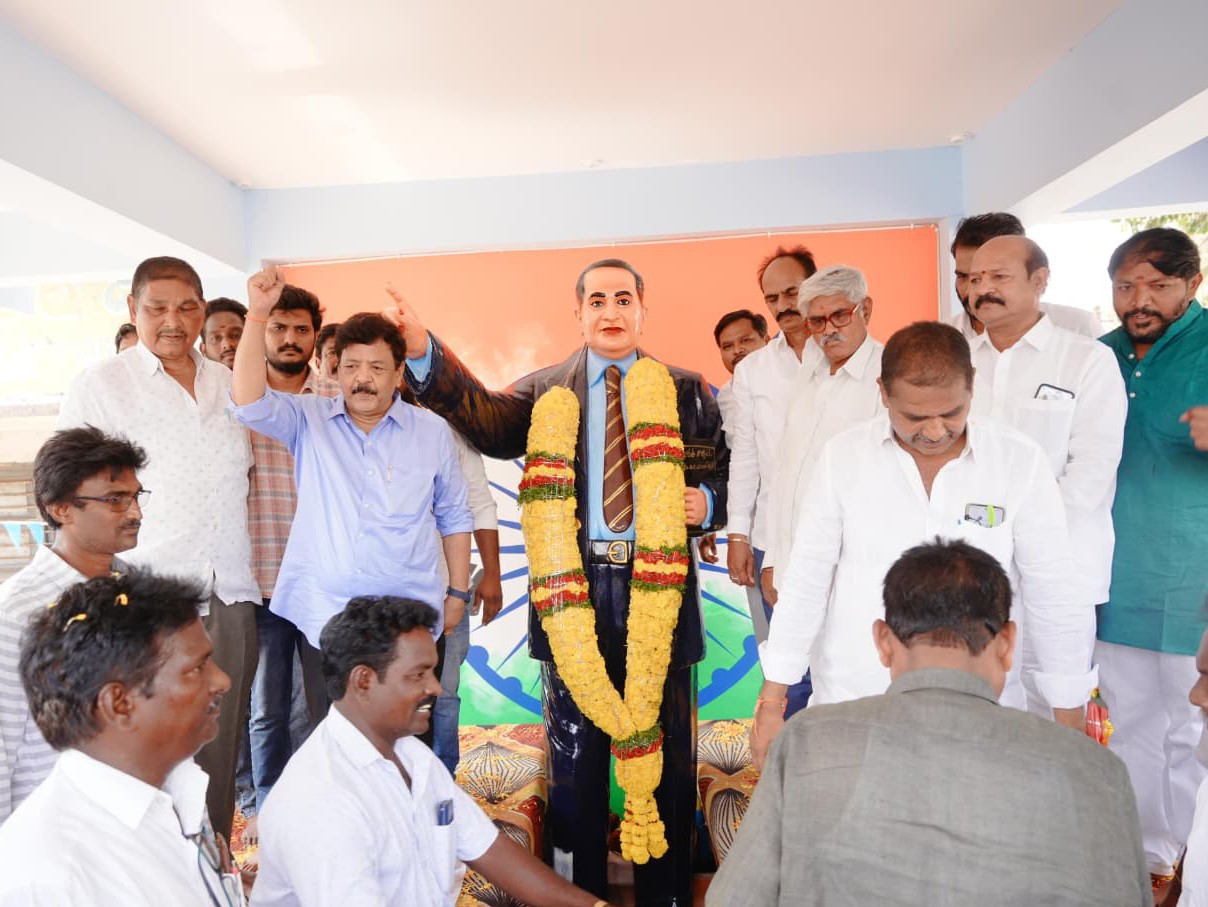 అంబేద్కర్ విగ్రహాన్ని ఆవిష్కరించిన మంత్రి
